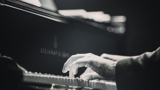 Photo par Dolo Iglesias person playing piano